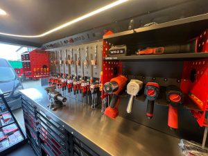 Bí Quyết Biến Xưởng Bừa Bộn Thành Chuyên Nghiệp: Sắp Xếp Dụng Cụ Hiệu Quả