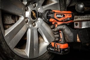 So Sánh Súng Siết Bu Lông Dùng Pin Và Khí Nén: Ưu Nhược Điểm Chi Tiết