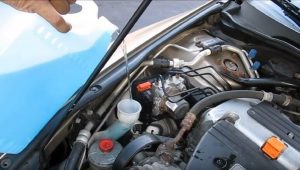 Hướng Dẫn Kiểm Tra Và Thay Nước Rửa Kính Chắn Gió Ô Tô Chuẩn Xác.