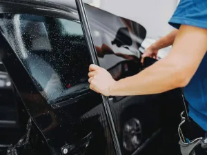 Dán Phim Cách Nhiệt Ô Tô: Lợi Ích & Cách Chọn Chuẩn Chống Nóng, Bảo Vệ Xe